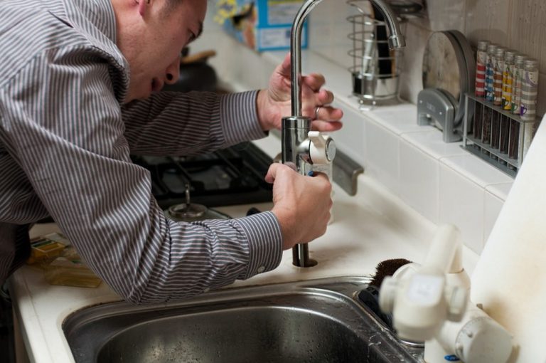 Choisir et changer un robinet de cuisine pour son confort